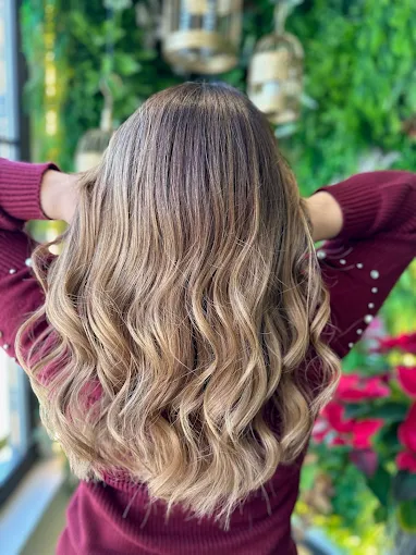 Resultado de balayage natural en cabello largo