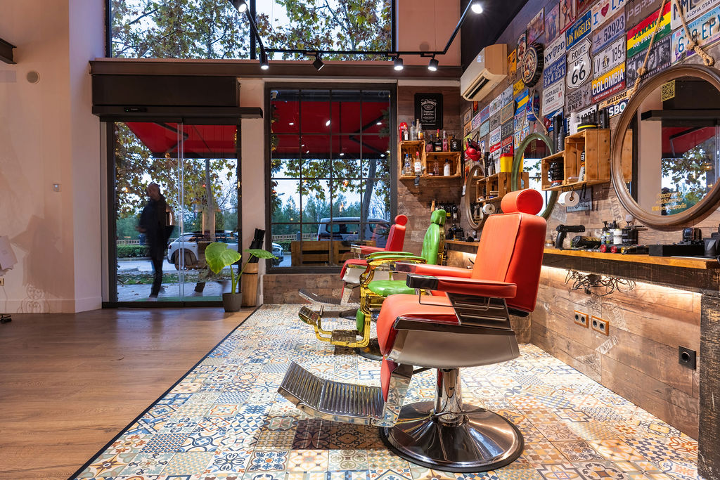 Zona de barbería con sillón profesional en Getafe