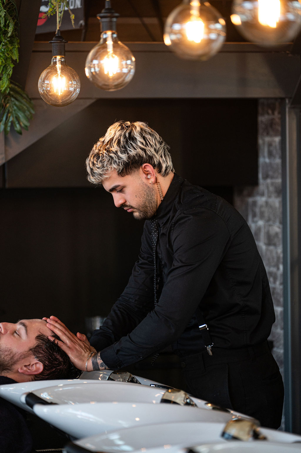 Estilista realizando un peinado de acabado profesional